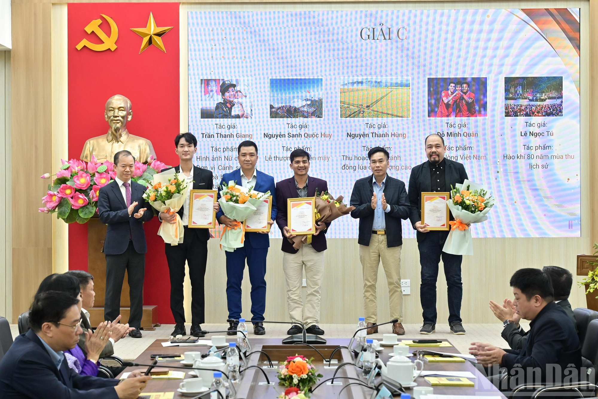 Trao giải C cho các tác giả. ndo_br_traogiai-giaic.jpg