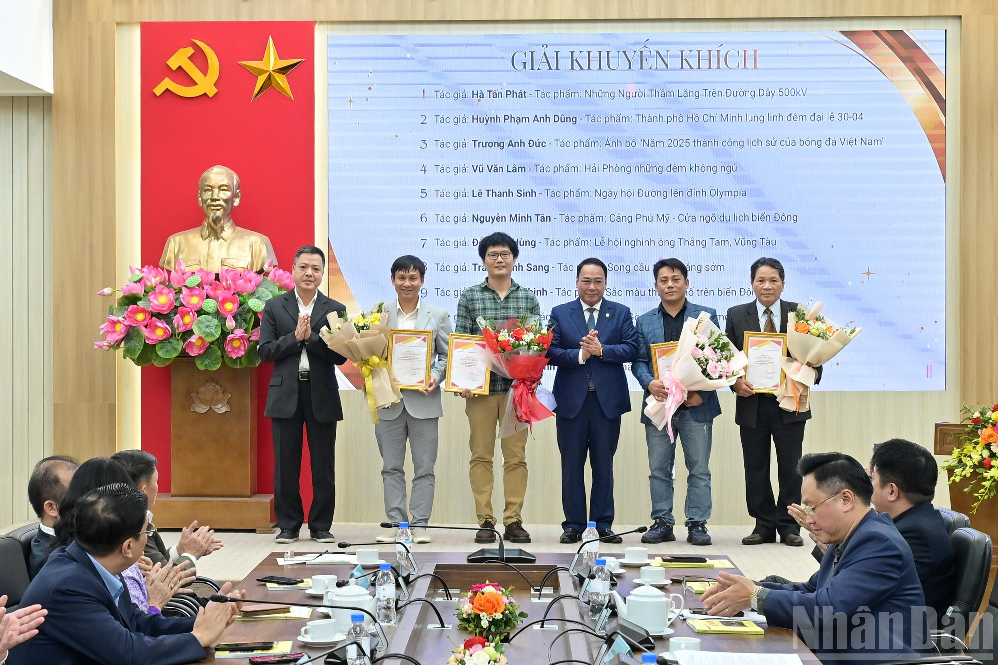 Các tác giả có tác phẩm giành giải Khuyến khích. ndo_br_traogiai-kk1.jpg