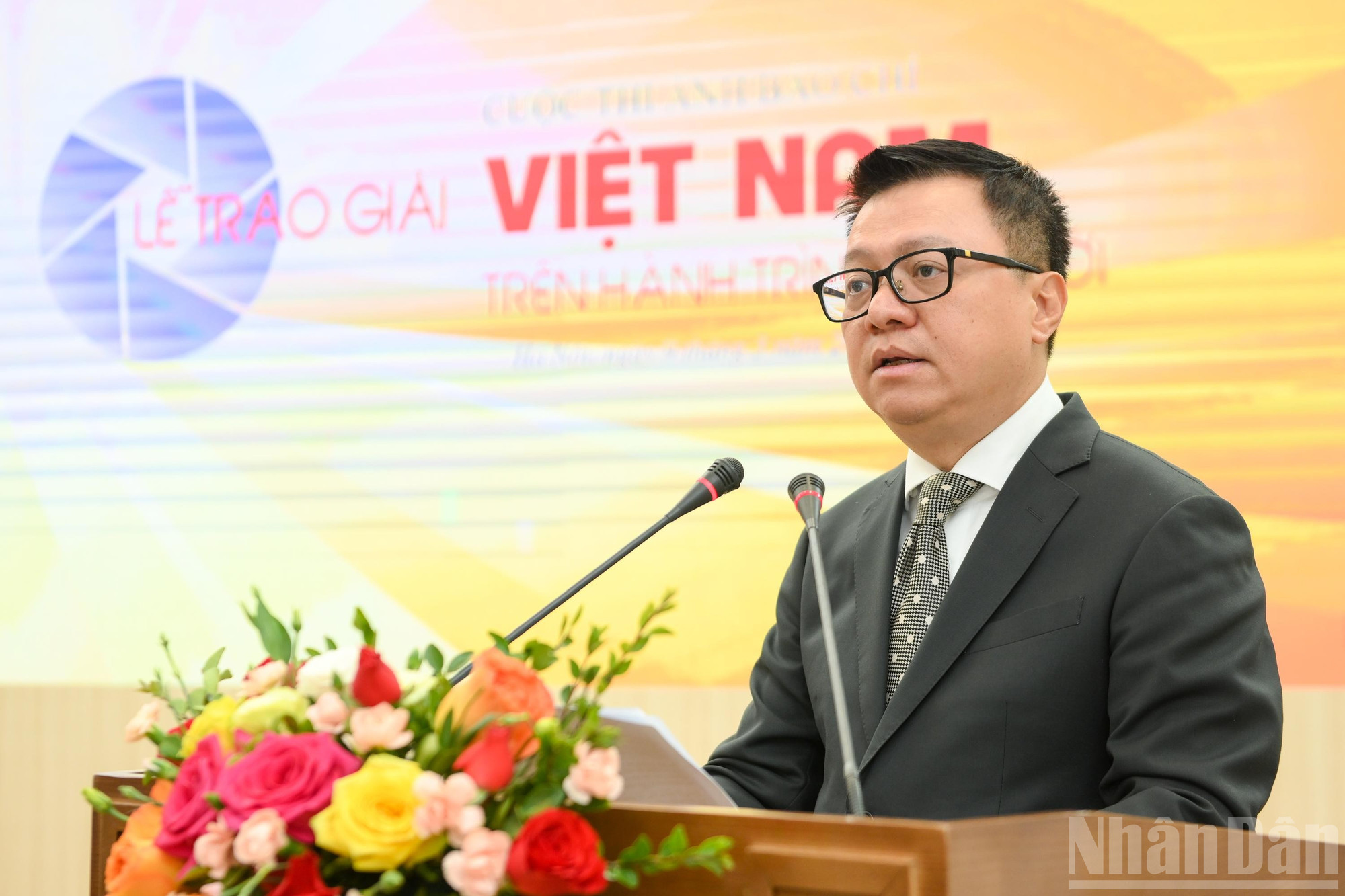 Tổng Biên tập Lê Quốc Minh phát biểu tại lễ trao giải. ndo_br_traogiai-tbtb.jpg