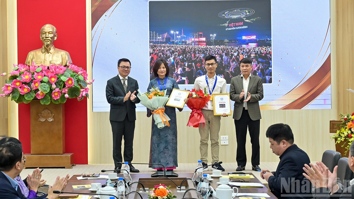 Các tác giả giành giải A tại lễ trao giải.