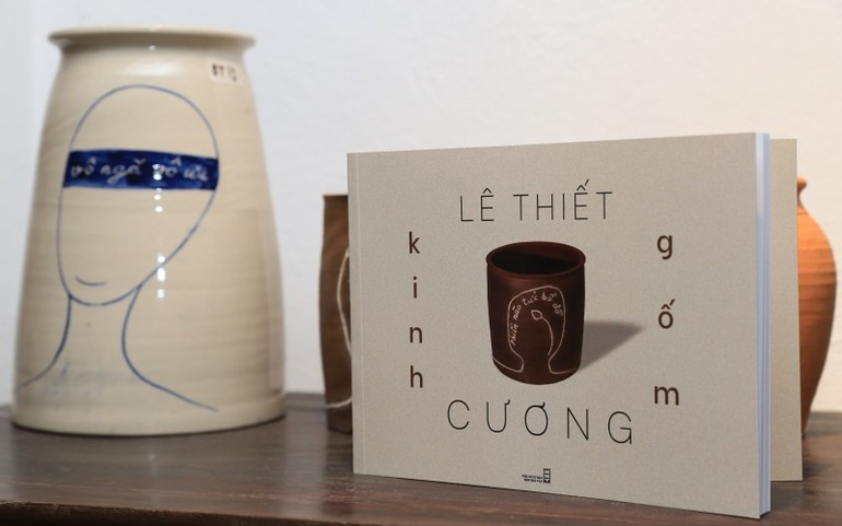 Sách và tác phẩm gốm trong triển lãm Kinh gốm của họa sĩ Lê Thiết Cương. (Ảnh: BND) kinhgom.jpg