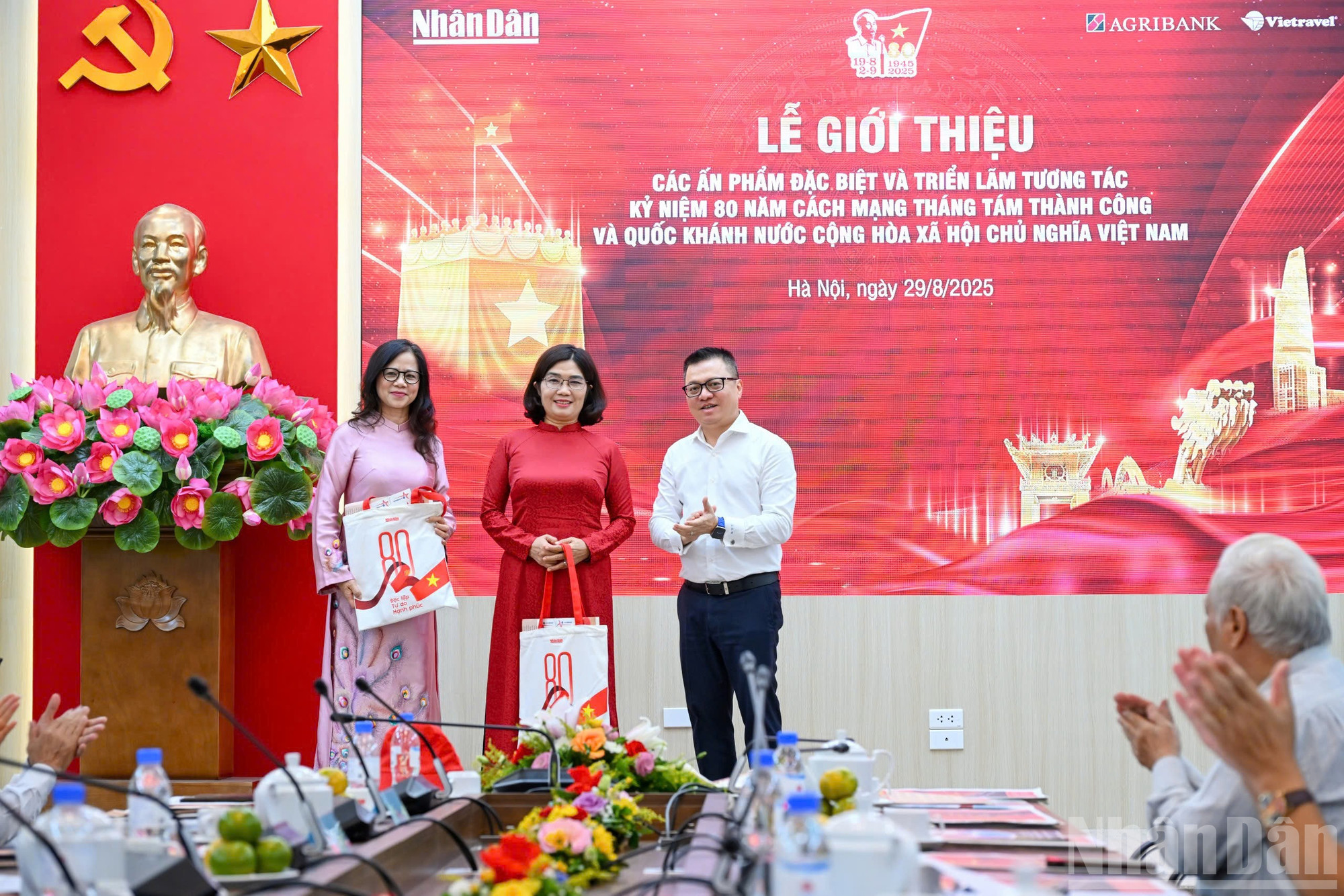 Tổng Biên tập Lê Quốc Minh tặng quà các nhà tài trợ. ndo_br_anpham-tangquantt.jpg