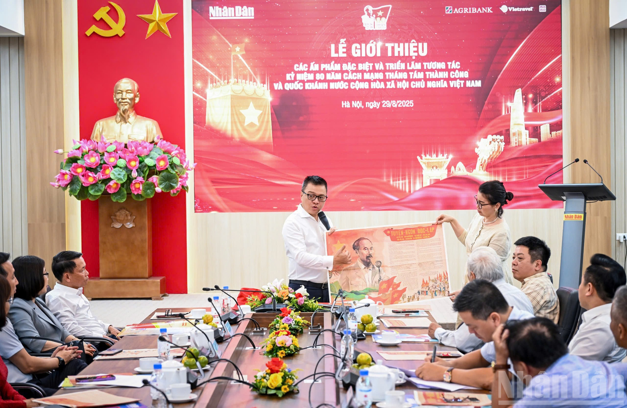 Phụ san có kèm theo nhiều "quà tặng số". ndo_br_anpham2.jpg