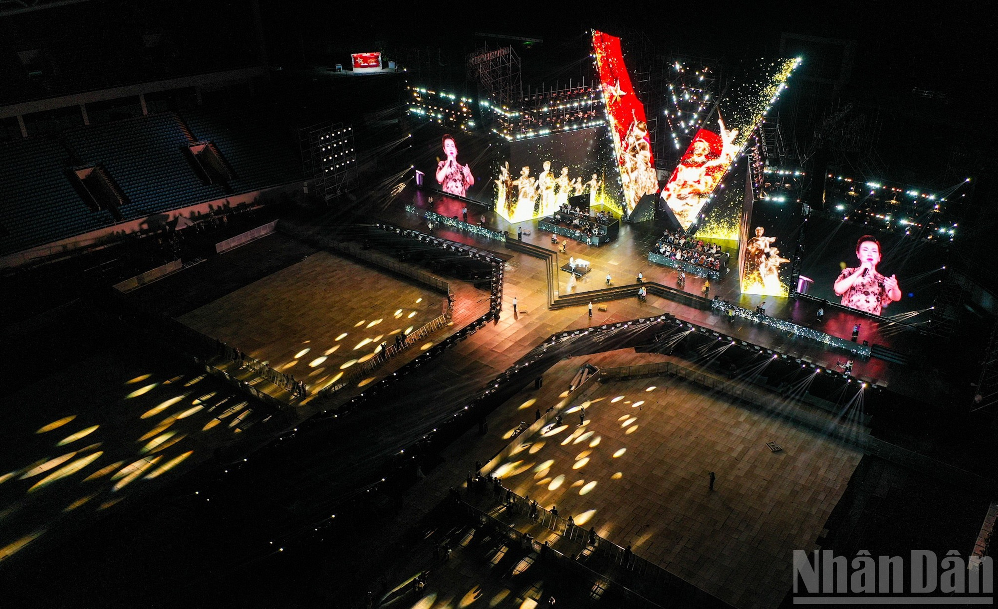 Chương trình nghệ thuật chính luận "Tổ quốc trong tim" của Báo Nhân Dân phối hợp với Thành phố Hà Nội tổ chức. (Ảnh: THÀNH ĐẠT)
