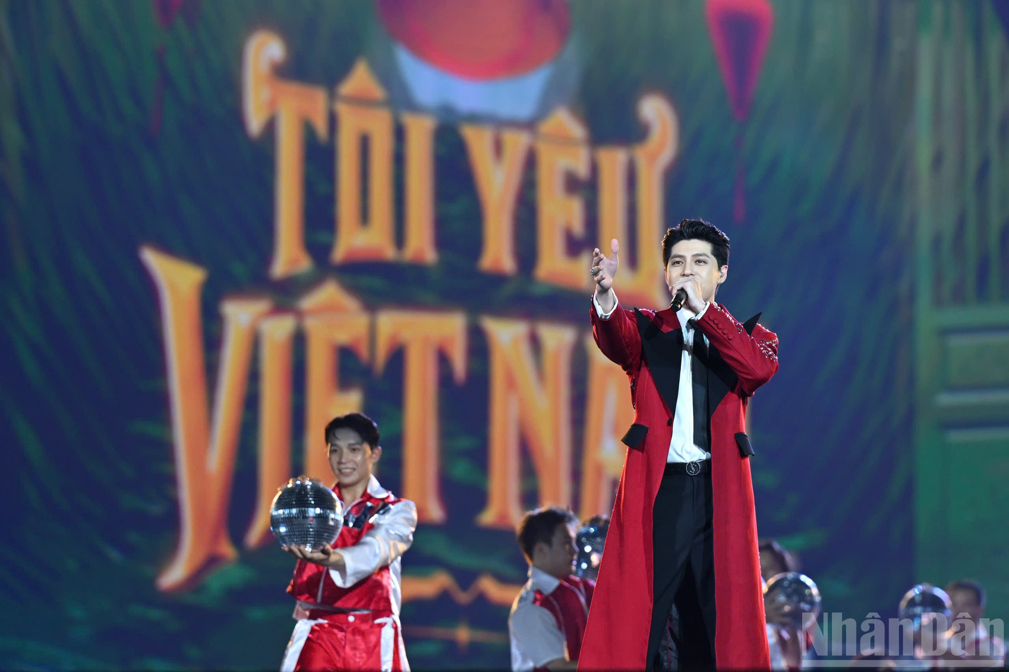 Ca sĩ Noo Phước Thịnh khuấy động không khí với ca khúc "Tôi yêu Việt Nam". ndo_br_ct-noo.jpg