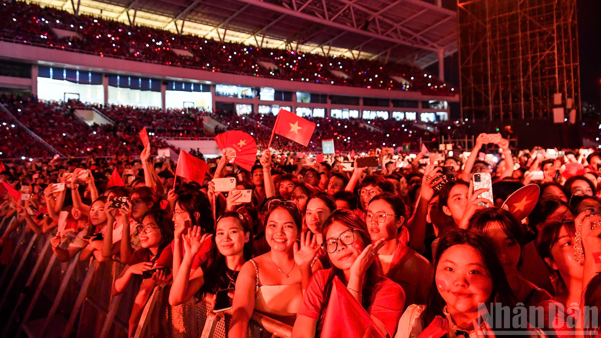 Khán giả trẻ tại chương trình "Tổ quốc trong tim". (Ảnh: THÀNH ĐẠT)