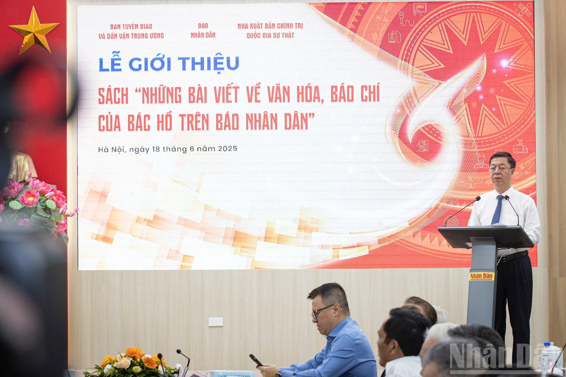 Đồng chí Vũ Trọng Lâm, Giám đốc, Tổng Biên tập Nhà xuất bản Chính trị Quốc gia Sự thật phát biểu về ấn phẩm “Những bài viết về văn hóa, báo chí của Bác Hồ trên Báo Nhân Dân”. ndo_br_ramat-vtl.jpg