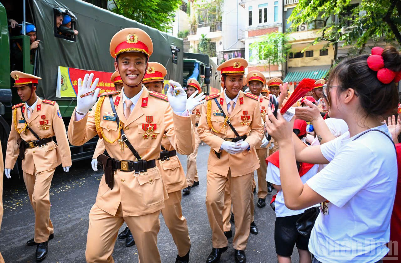ndo_br_ngocha-chiatay8.jpg