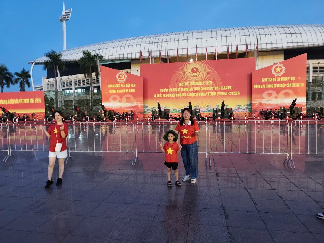 Người dân chụp ảnh bên trận địa pháo. nguoidan3.jpg
