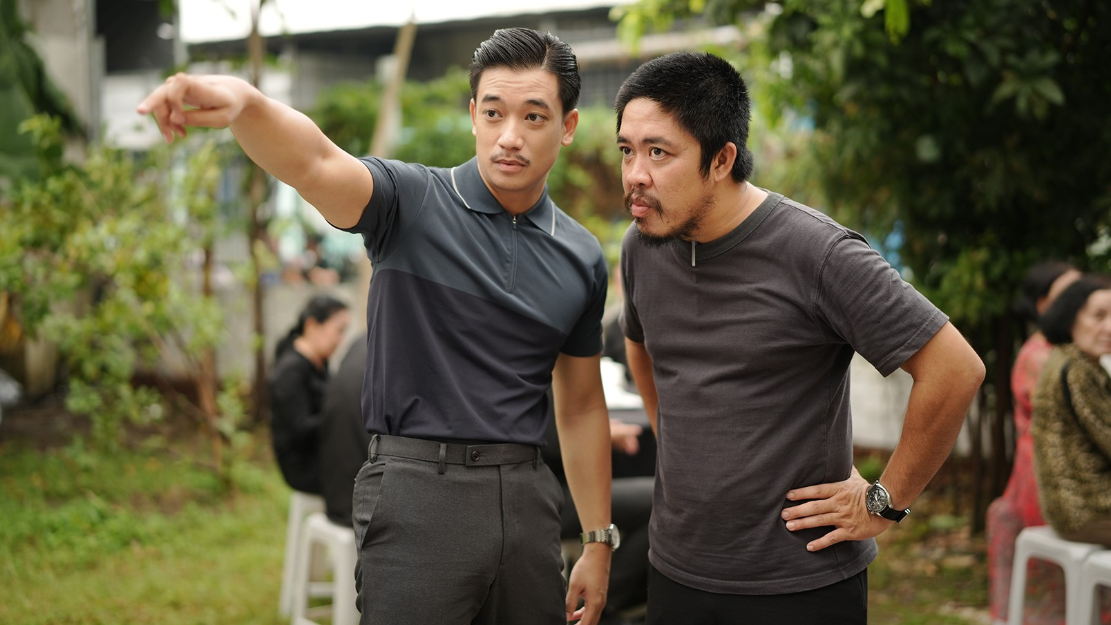 Nhà biên kịch Nguyễn Thanh Bình trong một set quay. (Ảnh: NVCC)