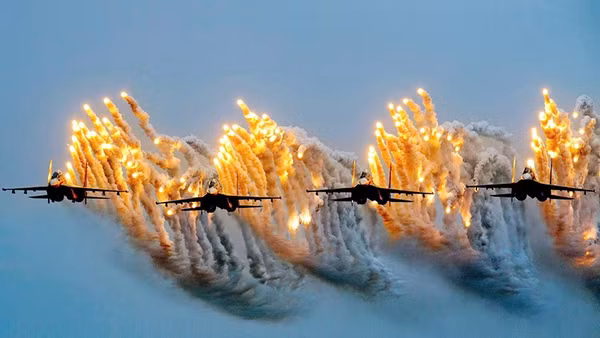 Tác phẩm ảnh "Sức mạnh của hổ mang chúa SU-30MK2", Huy chương Vàng FIAP của nhà báo Nguyễn Tiến Anh Tuấn.