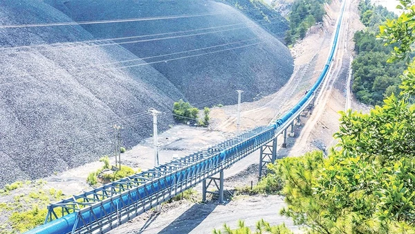 Hệ thống băng tải vận chuyển than từ mặt bằng sân công nghiệp mỏ Tràng Bạch đến mặt bằng +56 Mạo Khê, góp phần giảm thiểu ô nhiễm môi trường.