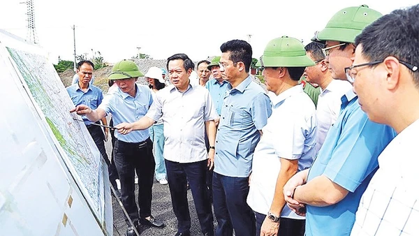 Lãnh đạo tỉnh Ninh Bình kiểm tra tiến độ thi công tại nút giao tuyến đường bộ mới Nam Định-Lạc Quần-Đường bộ ven biển. (Ảnh VĂN HUỲNH)