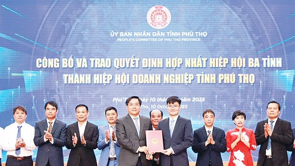 Chủ tịch Ủy ban nhân dân tỉnh Trần Duy Đông trao quyết định thành lập Hiệp hội Doanh nghiệp tỉnh Phú Thọ.