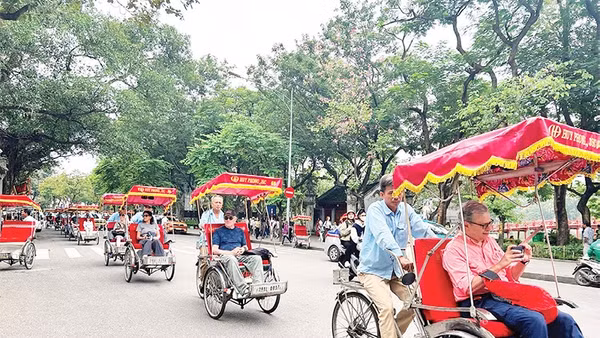 Trải nghiệm đi xe xích lô là sản phẩm du lịch độc đáo của Hà Nội.