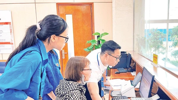 Tuổi trẻ phường Hải An (Hải Phòng) hỗ trợ người dân thực hiện dịch vụ công trên nền tảng công nghệ thông tin.