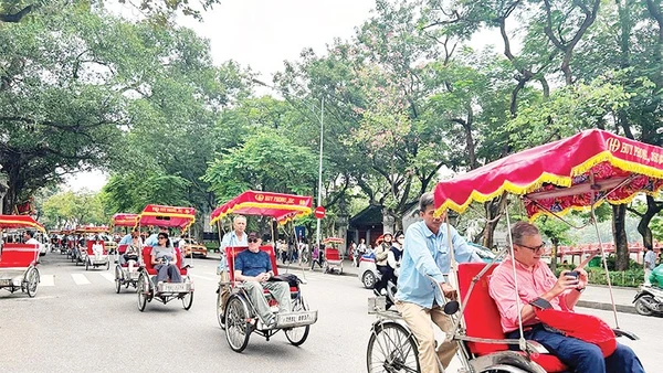 Trải nghiệm đi xe xích lô là sản phẩm du lịch độc đáo của Hà Nội.