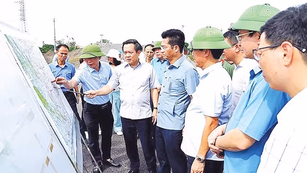 Lãnh đạo tỉnh Ninh Bình kiểm tra tiến độ thi công tại nút giao tuyến đường bộ mới Nam Định-Lạc Quần-Đường bộ ven biển. (Ảnh VĂN HUỲNH)