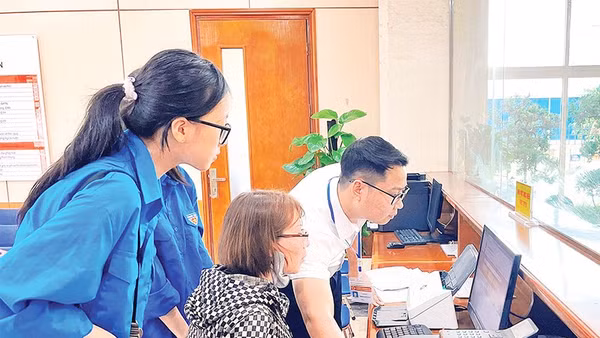 Tuổi trẻ phường Hải An (Hải Phòng) hỗ trợ người dân thực hiện dịch vụ công trên nền tảng công nghệ thông tin.