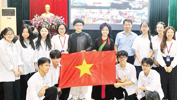 Môn học tiếng Anh trực tuyến theo mô hình “Lớp học không biên giới” tại Trường THPT Hàn Thuyên, tỉnh Bắc Ninh.