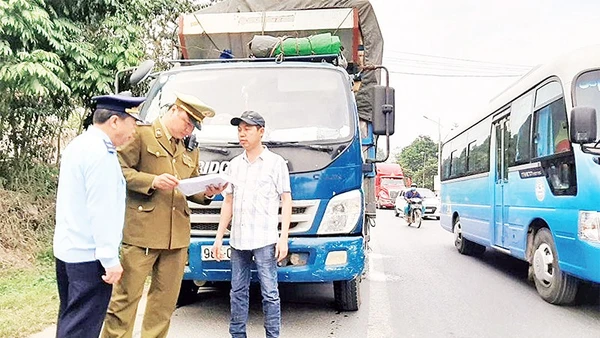 Lực lượng chức năng tăng cường kiểm tra hàng hóa lưu thông trên các tuyến giao thông trọng điểm.