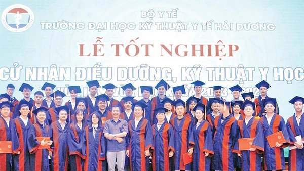 Một buổi lễ tốt nghiệp cử nhân điều dưỡng, kỹ thuật y học tại Trường đại học Kỹ thuật y tế Hải Dương.
