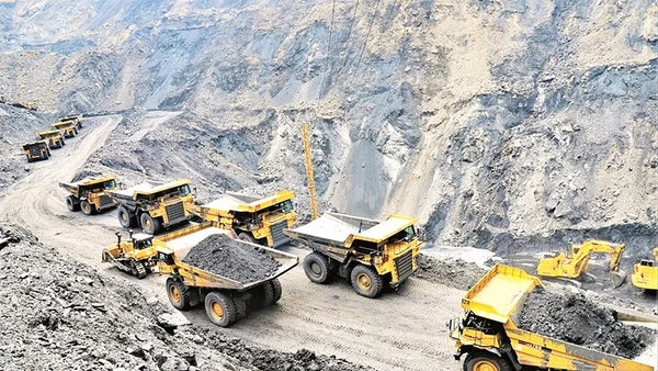 Lao động sản xuất trên khai trường Công ty cổ phần Than Hà Tu.