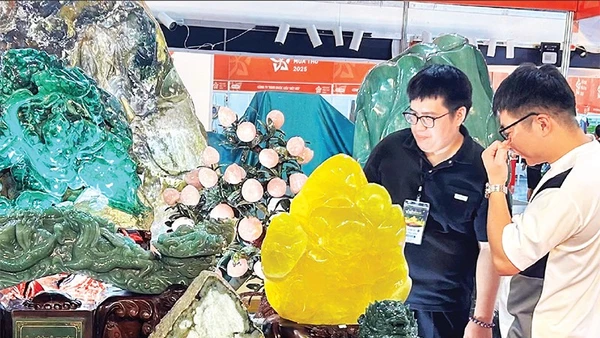 1. Các sản phẩm từ đá quý của Việt Nam đã tạo nên thị trường sôi động, phong phú.