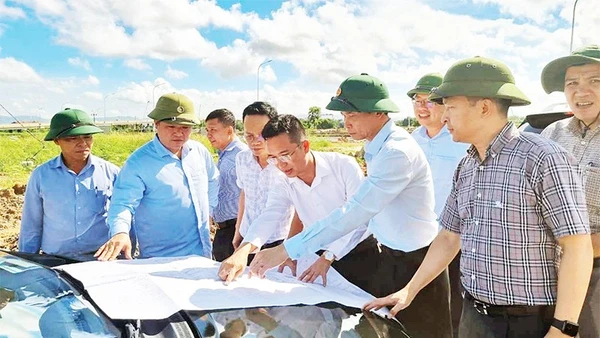 Lãnh đạo thị xã Quảng Yên kiểm tra tiến độ triển khai các dự án trên địa bàn.
