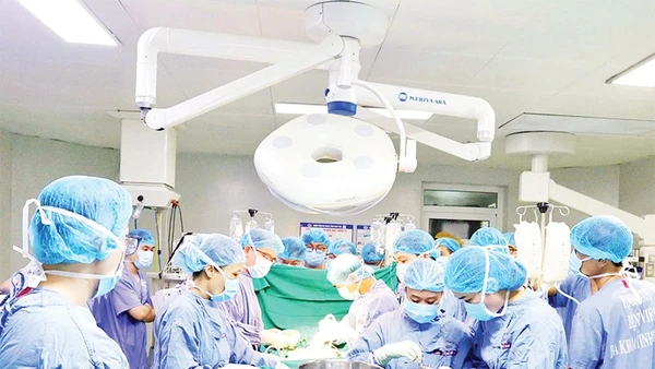 Các y, bác sĩ Bệnh viện đa khoa tỉnh Phú Thọ thực hiện ca ghép tạng.