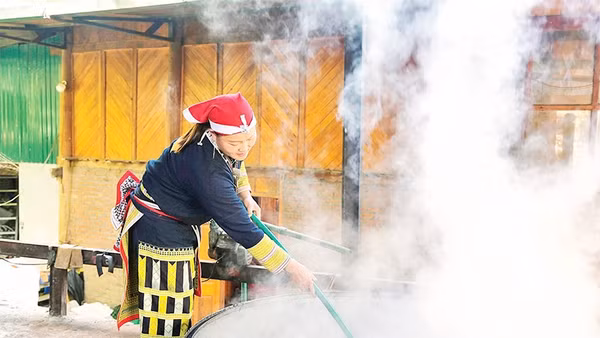 Mô hình tắm lá thuốc của người Dao xã Tả Phìn mang lại thu nhập ổn định cho chị em phụ nữ.