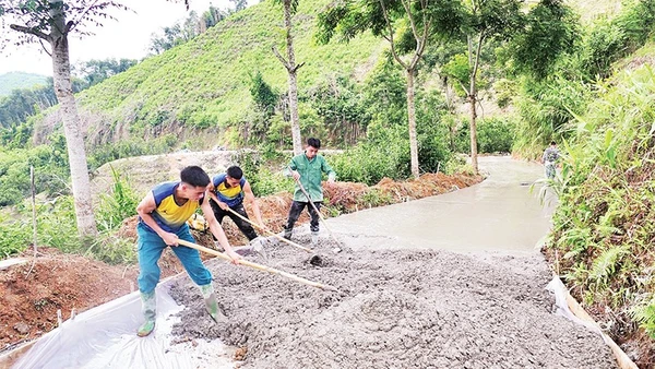 Qua phong trào thi đua "Dân vận khéo" đã huy động hàng trăm nghìn ngày công lao động để làm đường giao thông nông thôn.