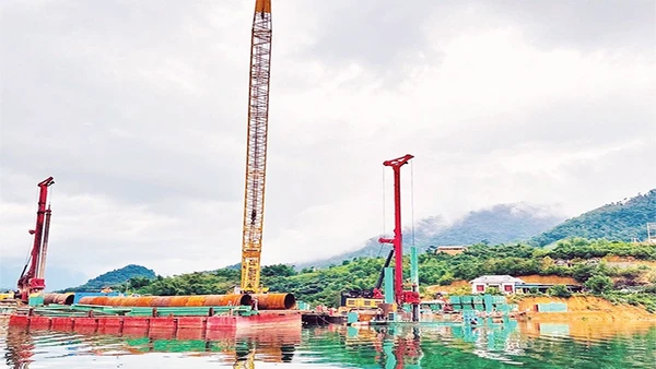 Đơn vị thi công vận chuyển các thiết bị và vật liệu tại cảng Thung Nai.