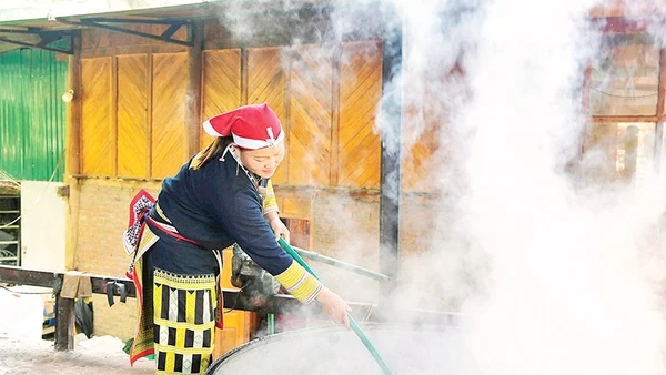 Mô hình tắm lá thuốc của người Dao xã Tả Phìn mang lại thu nhập ổn định cho chị em phụ nữ.