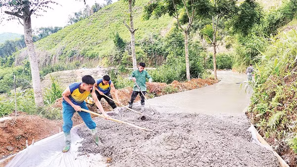 Qua phong trào thi đua "Dân vận khéo" đã huy động hàng trăm nghìn ngày công lao động để làm đường giao thông nông thôn.
