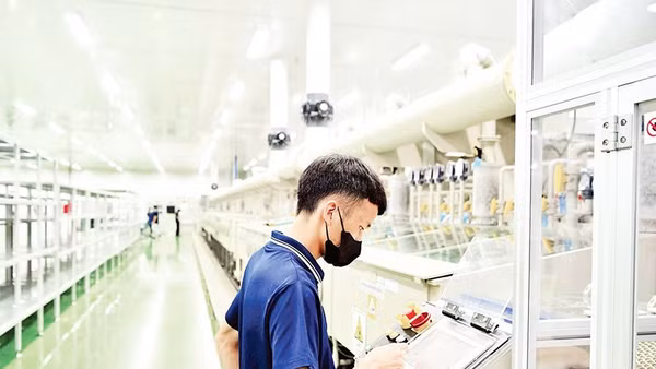 Sản xuất bảng mạch điện tử tại Công ty TNHH Doosan Electro-Materials Việt Nam, Khu Công nghiệp Đại An, thành phố Hải Phòng (Ảnh DUY LINH)