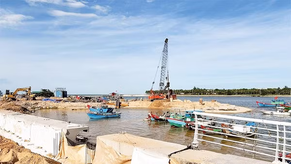 Nhiều tuyến đê khu vực cửa sông được cứng hóa, nâng cao hiệu quả chống lũ.