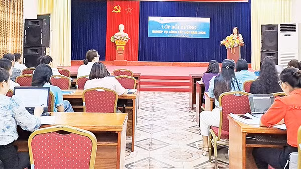 Các học viên tham gia tập huấn. (Ảnh THU HẠNH)