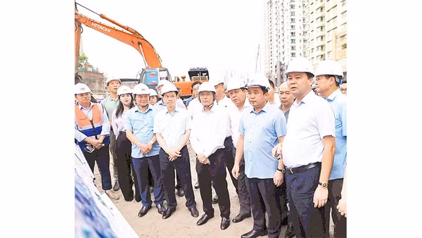 Lãnh đạo thành phố Hà Nội kiểm tra tiến độ dự án đường Vành đai 2,5 trên địa bàn phường Cầu Giấy (Ảnh QUANG THÁI)
