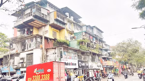 Nhiều khu chung cư cũ xuống cấp ở Hà Nội cần cải tạo, xây dựng lại.