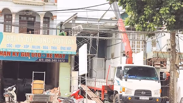 Các hộ dân trên địa bàn thôn Nghĩa Hảo, xã Phú Nghĩa (Hà Nội) tự nguyện bàn giao mặt bằng để Dự án cải tạo, nâng cấp Quốc lộ 6 được triển khai đúng tiến độ.