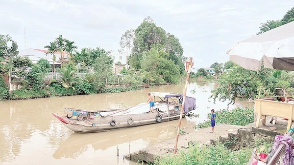 Ghe rời bến chợ quê Rạch Chanh, phường Mỹ Trà, tỉnh Đồng Tháp.