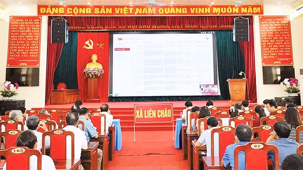 Cán bộ, đảng viên xã Liên Châu tập huấn sử dụng sổ tay đảng viên điện tử.