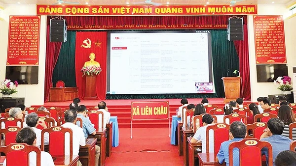 Cán bộ, đảng viên xã Liên Châu tập huấn sử dụng sổ tay đảng viên điện tử.