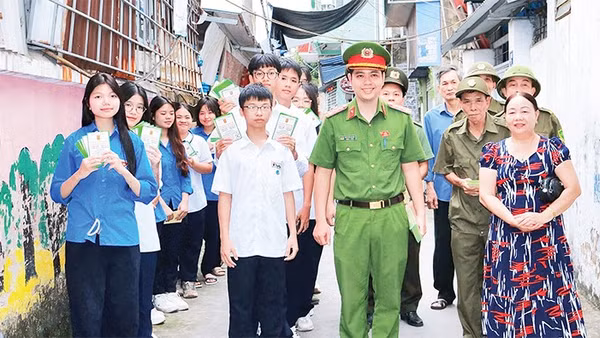 Công an phường cùng các tầng lớp nhân dân phường Ngô Quyền (Hải Phòng) tổ chức tuyên truyền phòng, chống ma túy tại cơ sở.
