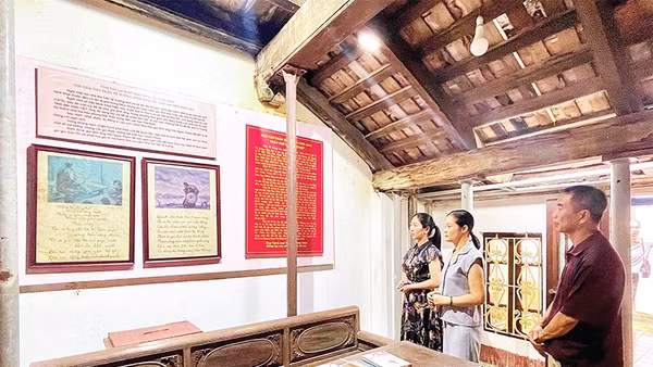 Nhà lưu niệm thơ Tú Xương, điểm tham quan hấp dẫn của du khách và người dân địa phương.