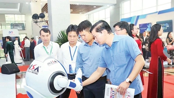 Các đại biểu trải nghiệm hoạt động của robot do Tập đoàn Viễn thông quân đội Viettel phát triển tại Diễn đàn khoa học-công nghệ, đổi mới sáng tạo và chuyển đổi số tỉnh Hưng Yên.