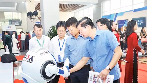 Các đại biểu trải nghiệm hoạt động của robot do Tập đoàn Viễn thông quân đội Viettel phát triển tại Diễn đàn khoa học-công nghệ, đổi mới sáng tạo và chuyển đổi số tỉnh Hưng Yên.