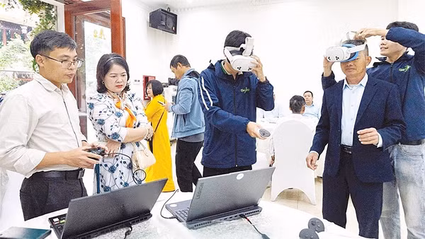 Ứng dụng công nghệ thực tế ảo (VR) trong lĩnh vực trồng trọt giúp người sản xuất mô phỏng toàn bộ quy trình canh tác.