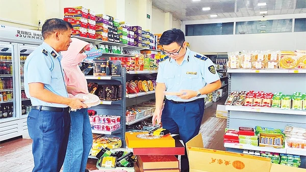 Lực lượng quản lý thị trường Quảng Ninh kiểm tra hộ kinh doanh ở phường Móng Cái 2.